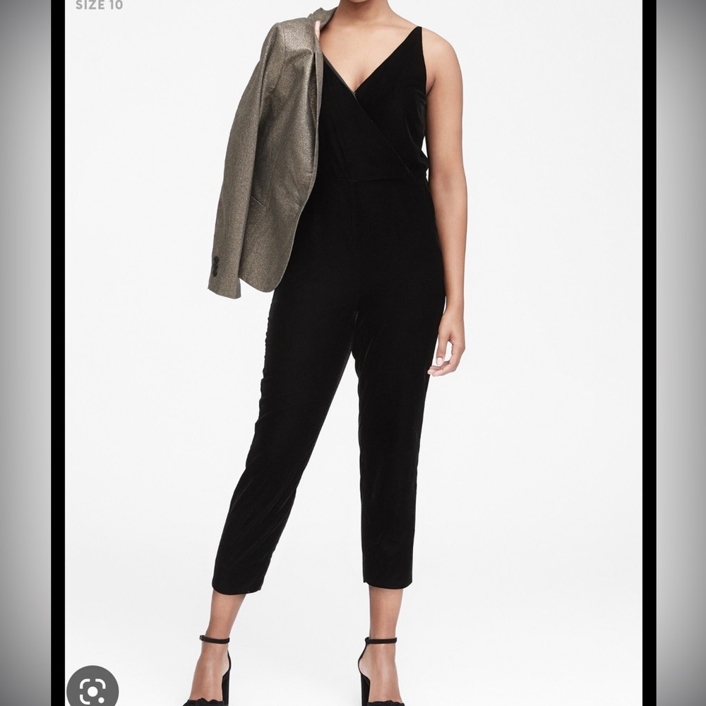 Gorgeous black velvet tapered leg jumpsuit with back zip closure and pockets!